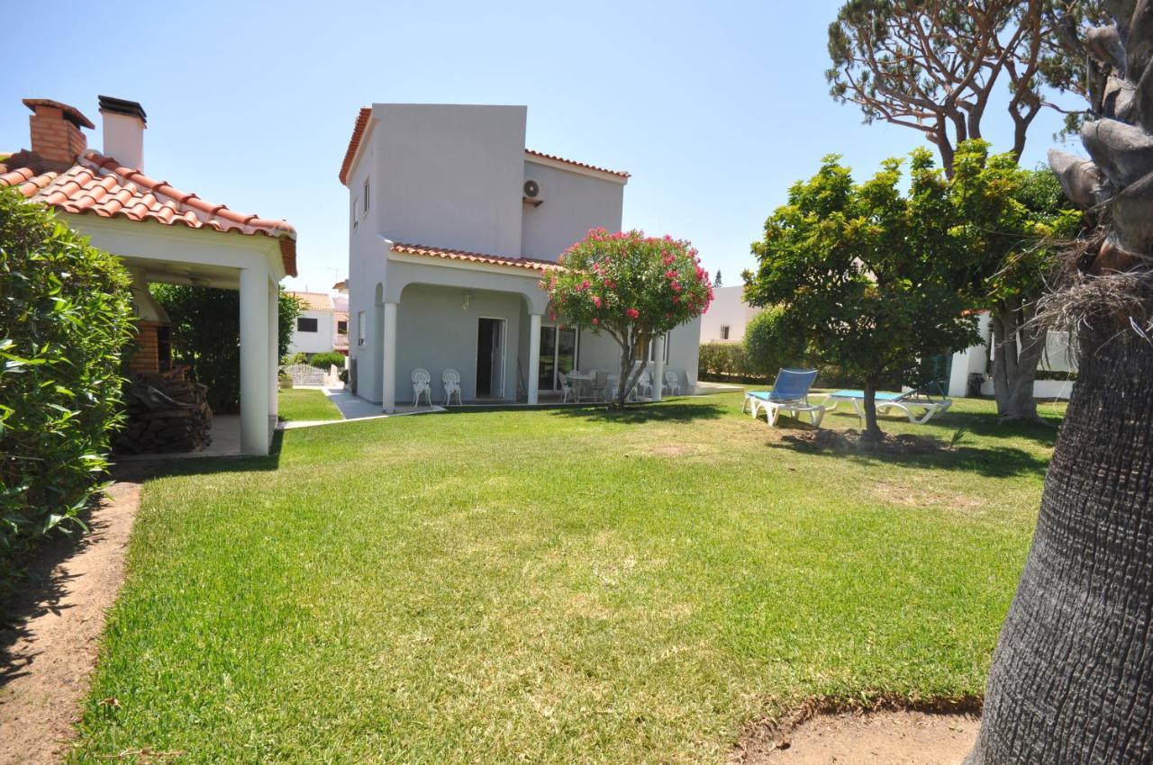 Well-Appointed Villa Is Situated In The Popular Resort Of Vilamoura Quarteira Exterior foto