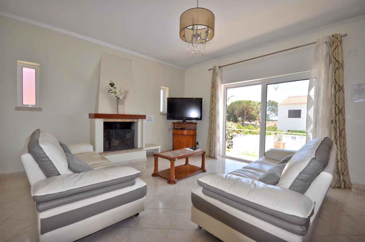 Well-Appointed Villa Is Situated In The Popular Resort Of Vilamoura Quarteira Exterior foto